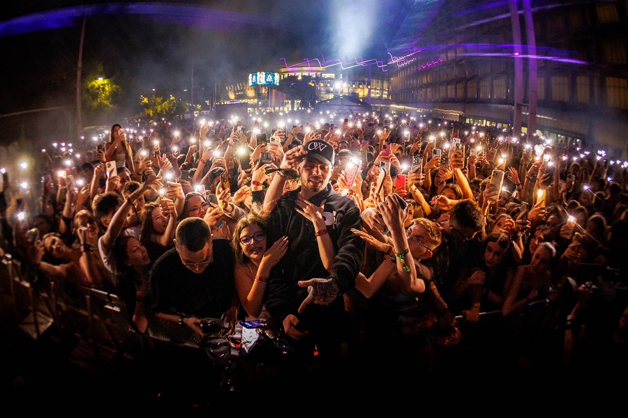 Concertele de la scena underground sunt luate cu asalt de mii de tineri în fiecare noapte. Foto: Untold