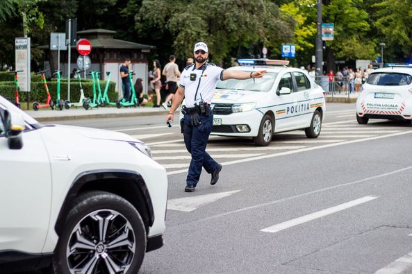 Zeci de mașini au fost trase pe dreapta, duminică, în ultima zi de desfășurare a festivalului Untold. Foto: Facebook Inspectoratul de Poliție Județean Cluj