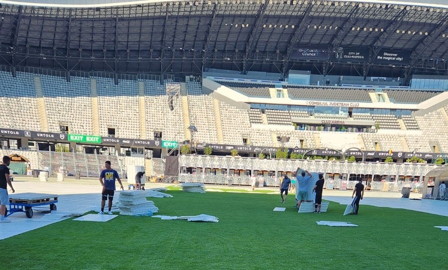 Se lucrează la eliberarea stadionului de elementele folosite la Untold. Foto: Consiliul Județean Cluj