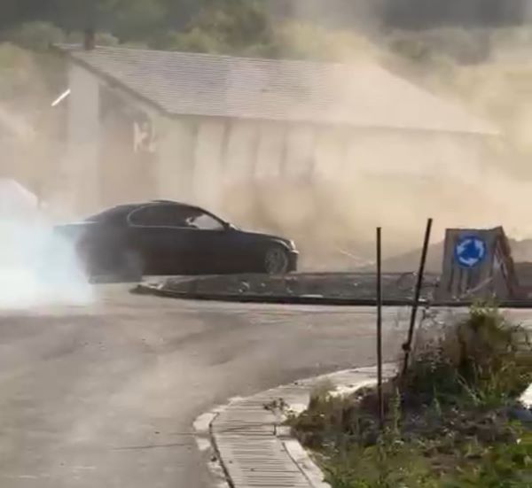 Amendă şi permis suspendat pentru un şofer care făcea drifturi într-un sens giratoriu din Chinteni | Foto: IPJ Cluj