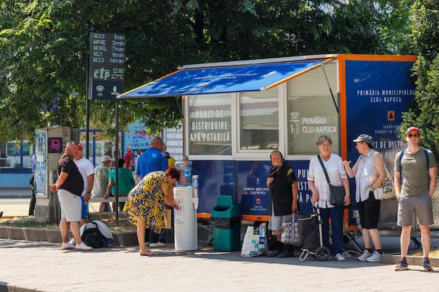 Oameni care se ascund de caniculă în Piața Mihai Viteazu| Foto: Emil Boc - Facebook