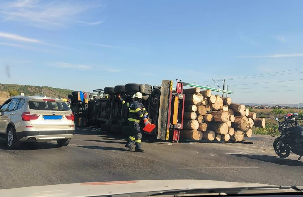 Un TIR încărcat cu lemne s-a răsturnat, vineri, pe centura Vâlcele-Apahida | Foto: Info Trafic Cluj-Napoca - Facebook