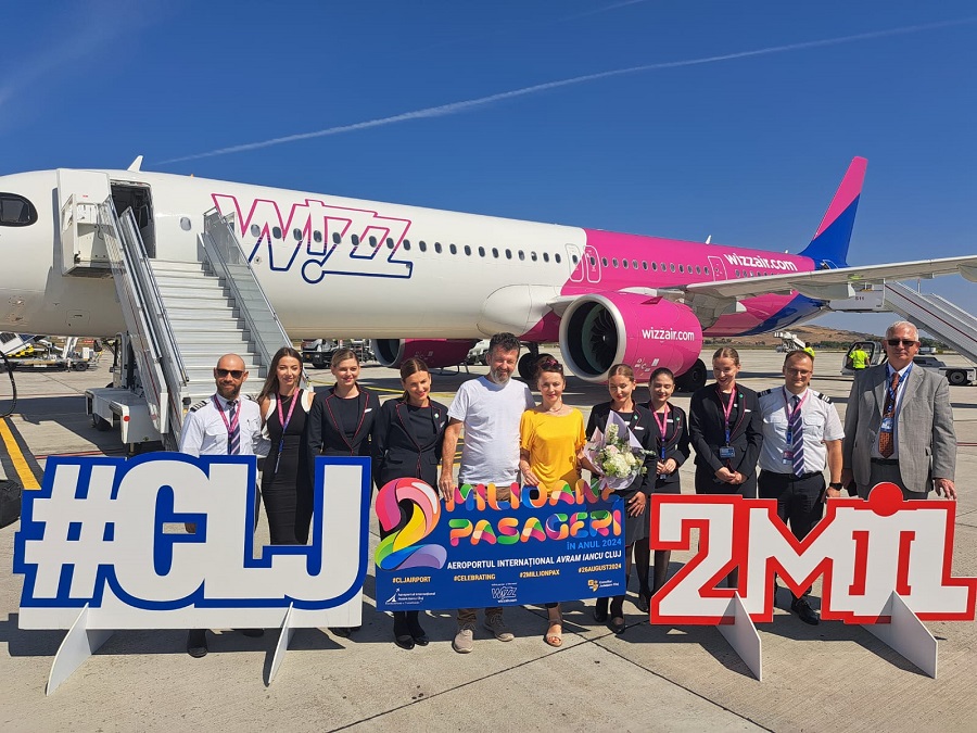 Pasagerul cu numărul 2 milioane este clujean și a fost întâmpinat de reprezentanții Aeroportului Internațional Cluj și cei ai companiei aeriene Wizz Air. Foto: monitorulcj.ro