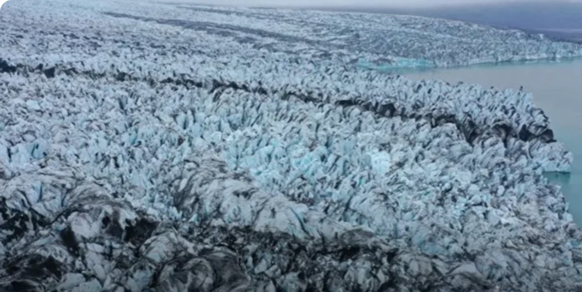 O peșteră de gheață s-a prăbușit peste turiști, în Islanda. Foto: captură Youtube / Latest Updates