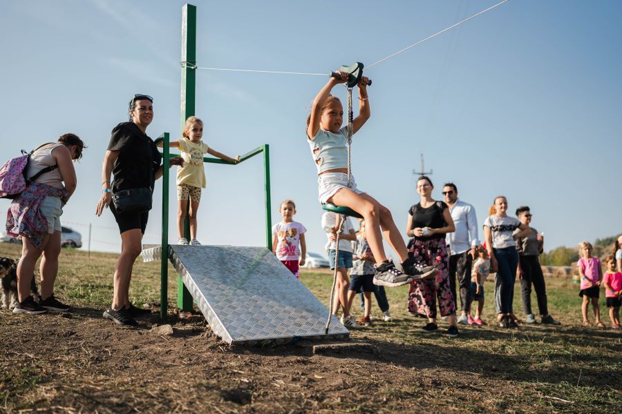 Într-o lume dominată de tehnologie, acest festival te invită să redescoperi tradițiile de odinioară alături de cei mici. Sursa foto: Andreea Boros