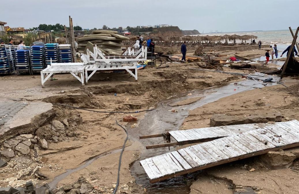 Dezastru pe litoral, în urma fenomenelor meteo extreme. Plaja din Vama Veche, devastată de cea mai puternică furtună din ultimii ani|Foto: Meteoplus-Facebook