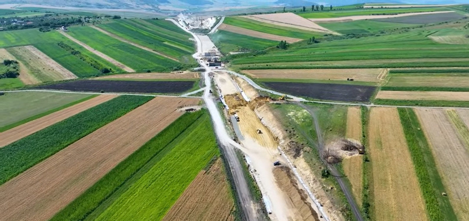 Cel mai harnic constructor este la Cluj. Progres de peste 30% în ultimele luni, pe Drumul Expres Turda – Tureni. | Foto: Raducu P Drum – captură video Youtube