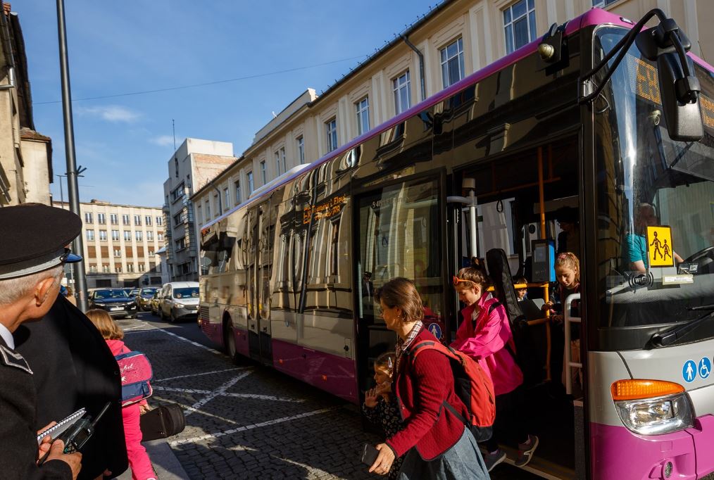 Sute de mașini eliminate zilnic din trafic, prin intermediul proiectului autobuzelor școlare|Foto: Emil Boc-Facebook