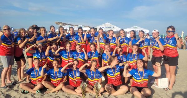 Medalii de aur pentru echipa de junioare a CSS Viitorul Cluj-Napoca, la Campionatul Naţional de Beach Handball Mamaia | Foto: Rodica Petruş, profesor antrenor al echipei de junioare a Clubului Şcolar Sportiv Viitorul Cluj-Napoca