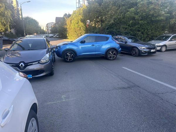 O mașină fără șofer a blocat strada Arinilor din Cluj-Napoca| Foto: Info Trafic Cluj-Napoca