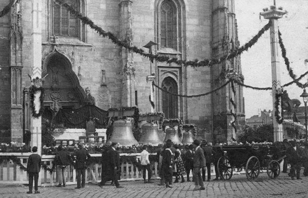 Sfinţirea unor clopote noi ȋn anul 1924 la Biserica Sf.Mihai din Cluj | Foto: Aminitiri din Vechiul Cluj - Facebook