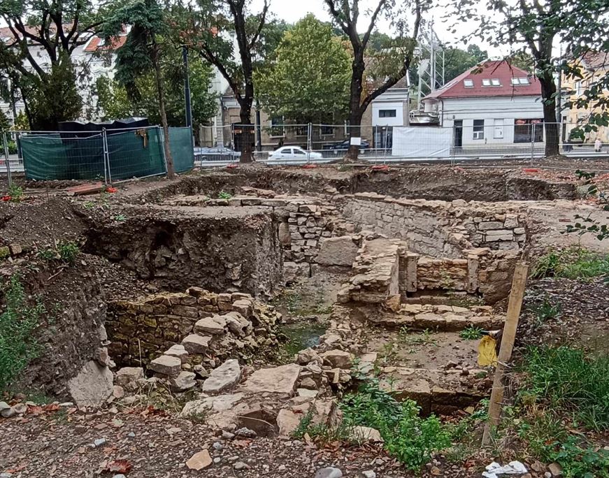 Cum avansează lucrările de reabilitare a Parcului I.L.Caragiale. Proiectul de modernizare transformă radical „zona zero” a Clujului|În imagine: Zidul roman descoprit pe parcursul lucrărilor|Sursa monitorulcj.ro