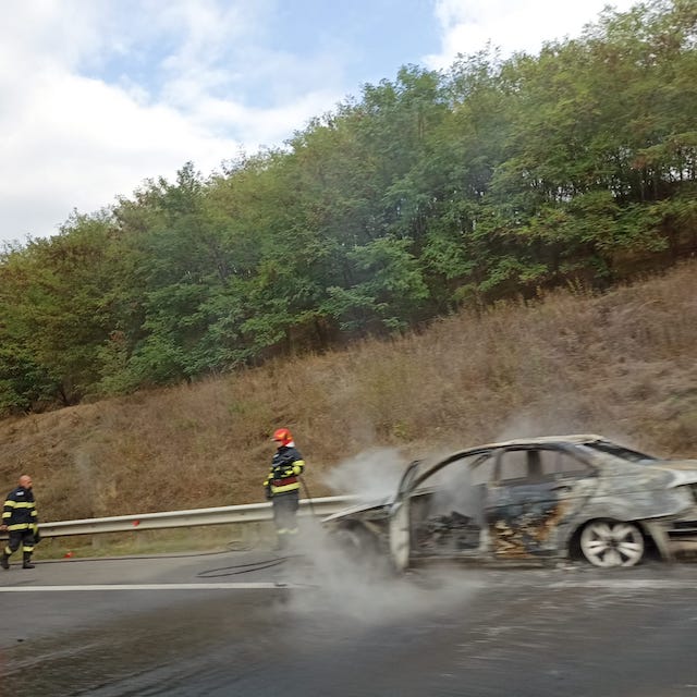 Mașina cuprinsă de flăcări pe A3 | Foto: Oleg Ghilas/ monitorulcj.ro