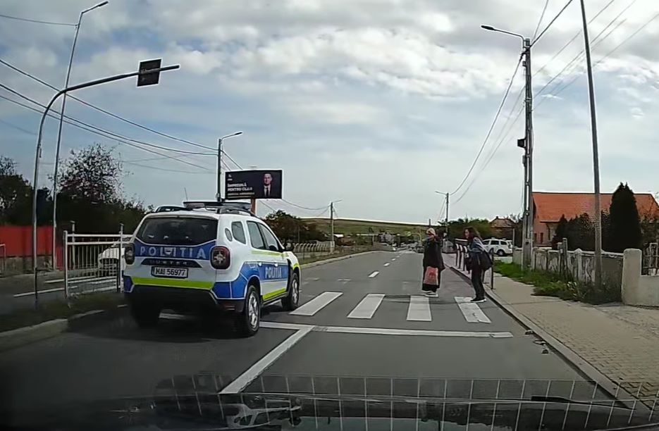 O mașină de poliție, aproape să lovească două femei pe o trecere de pietoni | Foto: Info Trafic Cluj-Napoca - Facebook