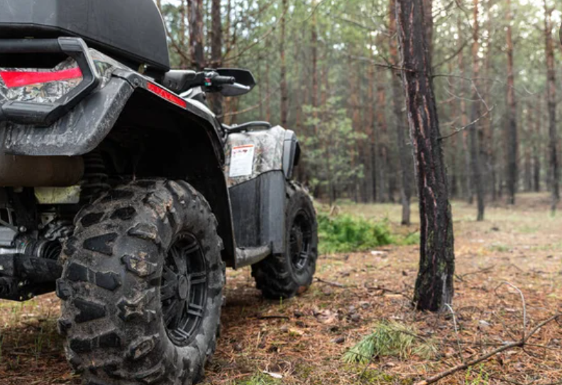 O persoană a murit joi, după ce s-a răsturnat cu un ATV într-o râpă de aproximativ 6 metri în comuna Râmeţ - Valea Inzelului | Foto: Depositphotos.com