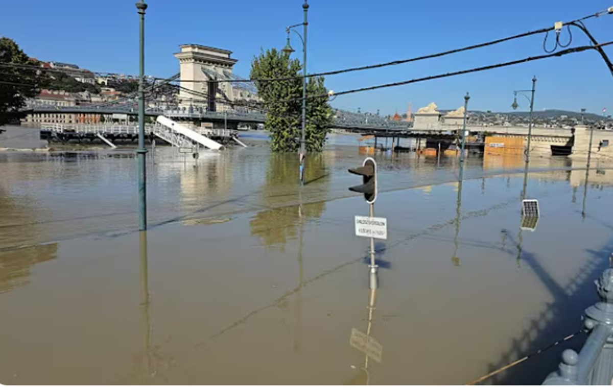 Dunărea inundă Budapesta și pune la încercare grea sistemele de protecție. Bucureștiul se pregătește pentru ploi torențiale și vânt puternic. Foto: captură Unseen Walks