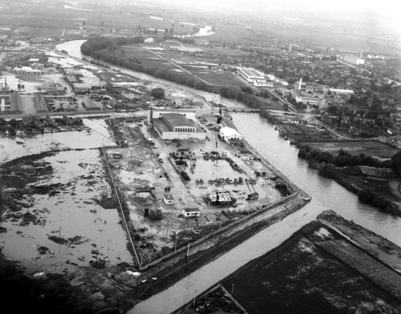 În iunie 1970, municipiul Dej a fost inundat a patra oară, iar la Cluj, pe Cetăţuie, se observa fenomenul de dislocare a stâncilor şi alunecări de teren. Foto: Inundaţii în Someşeni, judeţul Cluj, 13 iunie 1970 | Foto: Petre Dumitresc - Agerpres