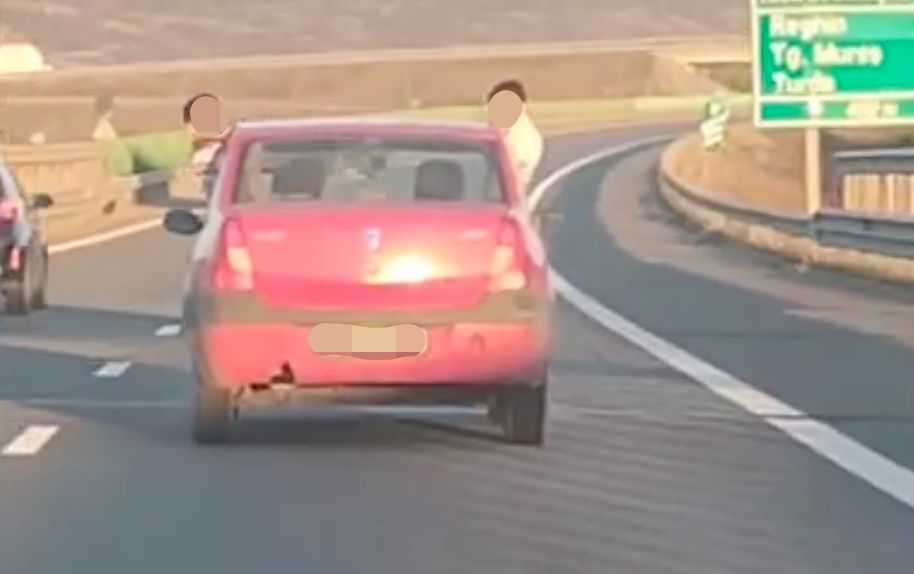 Și-a lăsat copiii să stea în șezut pe geamul mașinii în timp ce conducea pe autostradă | Foto: captura video - Info trafic Cluj-Napoca