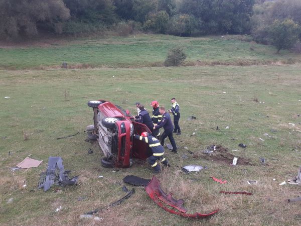 Mașină răsturnată pe un câmp, în Izvoru Crișului | Foto: ISU Cluj