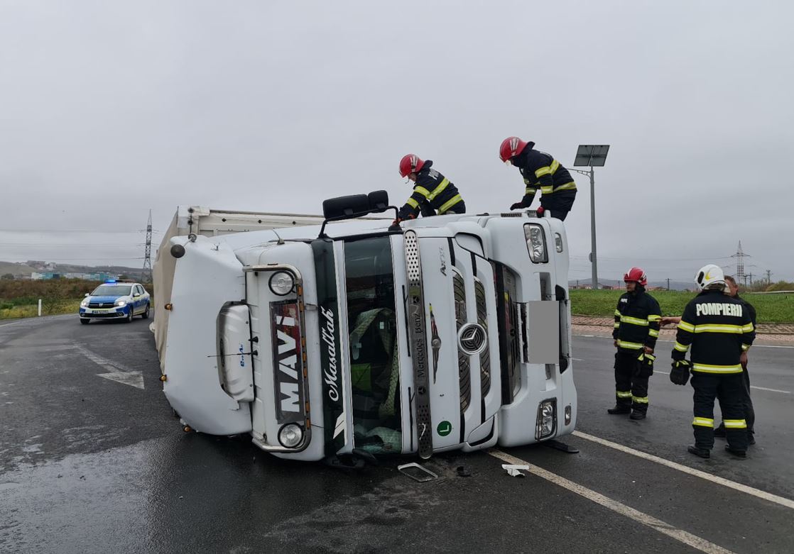 TIR răsturnat la ieșire din Apahida, în urma unui accident rutier|Foto: ISU Cluj