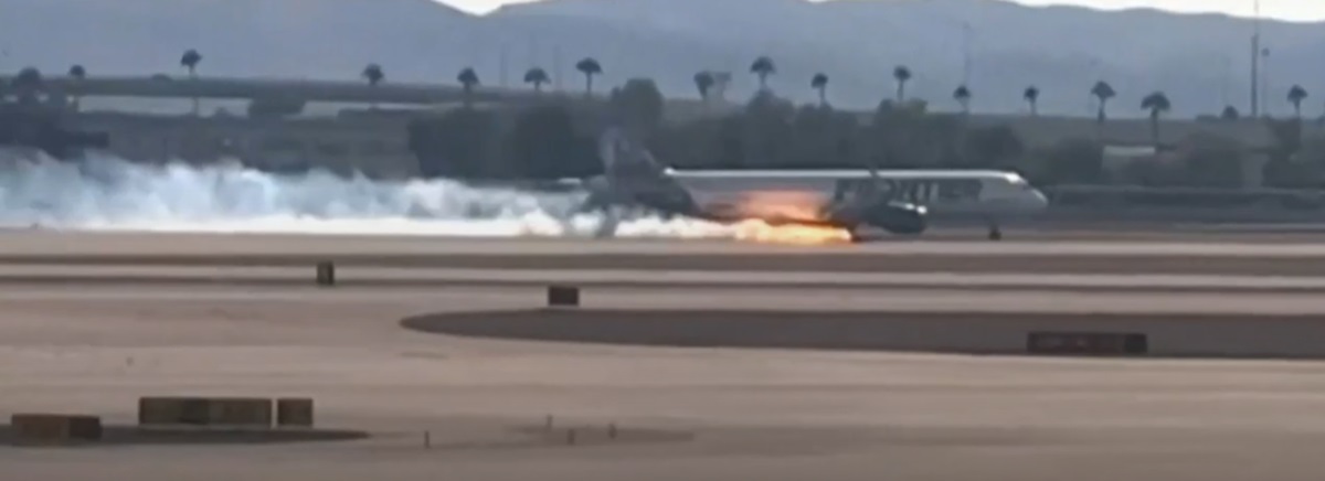 Un avion Frontier Airlines cu 190 de pasageri la bord a făcut o aterizare de urgență pe Aeroportul din Las Vegas, după ce a izbucnit fum în cabina piloților. Foto: captură NBC News