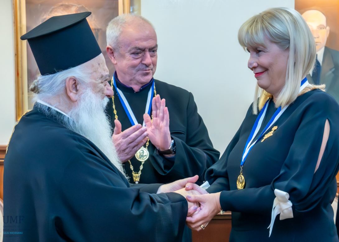 Rectorul UMF Cluj, Anca Buzoianu, decorat cu Ordinul Sf. Apostol Pavel. „O recunoaștere deosebită ce onorează comunitatea academică”.|Foto: Anca Dana Buzoianu-Facebook