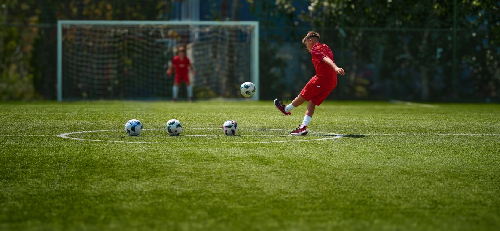 Astfel, PENNY, în parteneriat cu Federația Română de Fotbal, desfășoară acum a doua ediție a programului unic în România, dedicat cluburilor sportive de fotbal pentru copii, juniori și tineret – Liga Punctelor PENNY. Sursa foto: PENNY