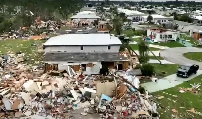 Peste două milioane de locuinţe erau fără curent electric în Florida vineri seara, după trecerea uraganului Milton, care a făcut cel puţin 16 morţi şi a cauzat pagube de aproximativ 50 de miliarde de dolari | Foto: TODAY - YouTube