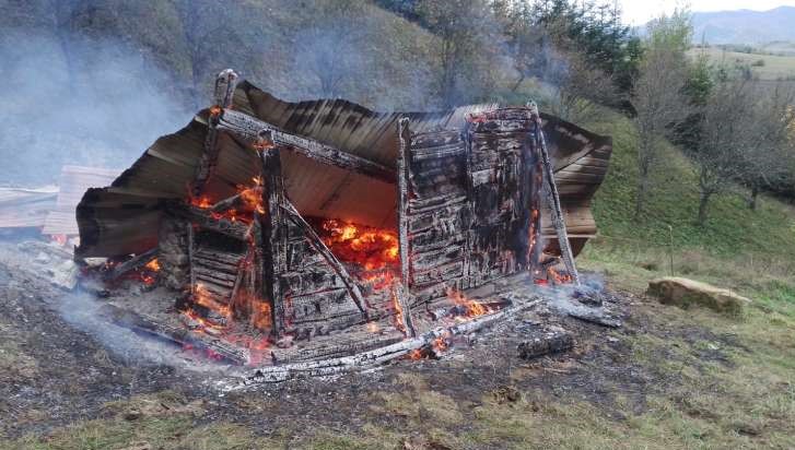 Un bărbat de 70 de ani şi-a pierdut viaţa, sâmbătă, într-un incendiu izbucnit în propria locuinţă, aflată într-o zonă greu accesibilă dintre localităţile de munte Poiana Ilvei şi Leşu | Foto: ISU Bistrița-Năsăud