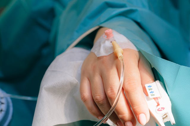 Două fetiţe au ajuns la spital după un experiment care a mers prost, la un târg ştiinţific, în Cluj-Napoca | Foto: pexels.com