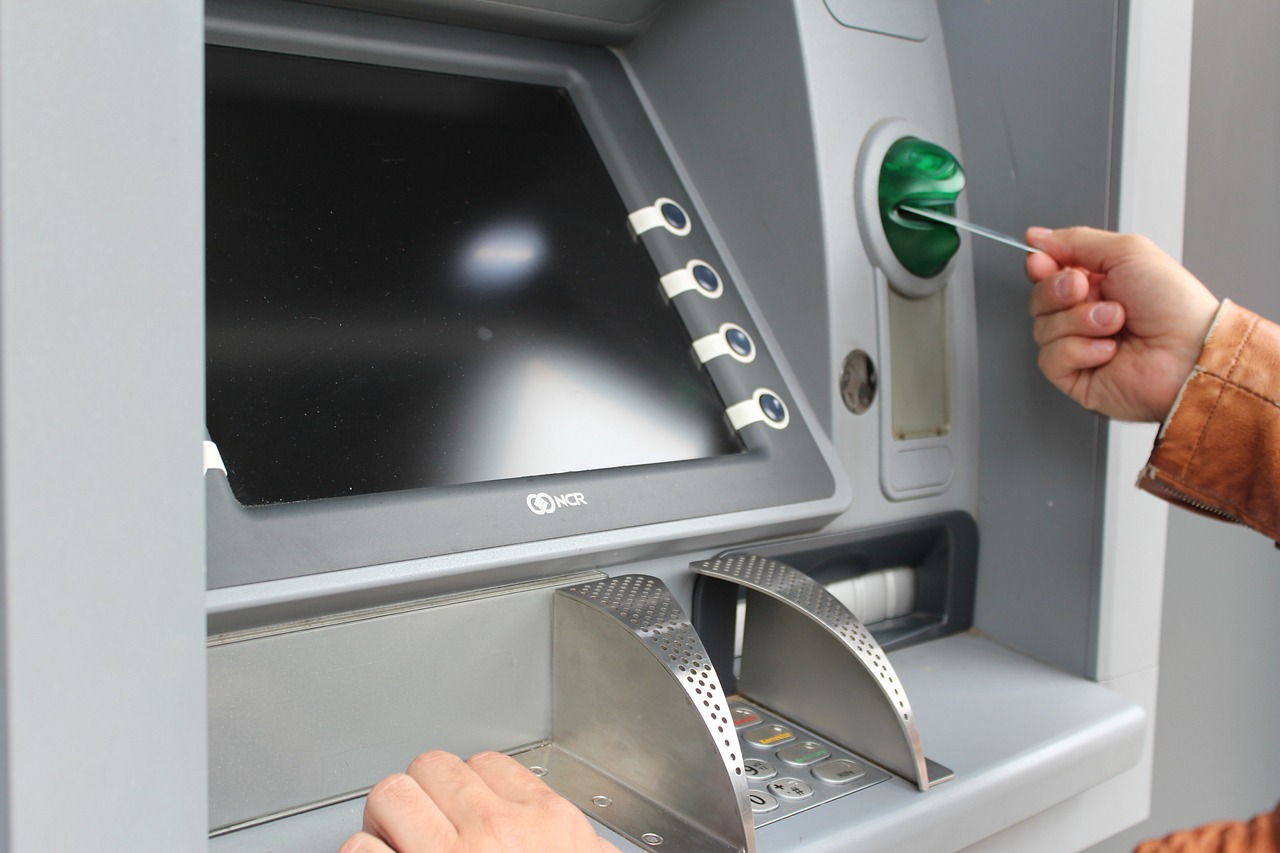 Schimbare la bancomate, la retragerile de numerar. Se aplică la toate ATM-urile. | Foto: pixabay.com