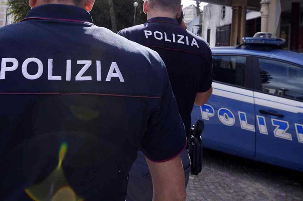 Un român de 28 de ani a fost prins de poliția italiană după ce a aruncat un rucsac cu 123.000 de euro și bijuterii furate într-un tomberon din Torino. Foto: Polizia di Stato / Facebook