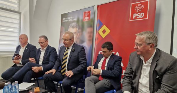 De la stânga la dreapta – Răzvan Ciortea, senator şi candidat la Camera Deputaţilor, Alexandru Cordoş, consilier judeţean şi secretar executiv PSD Cluj, candidat la Senatul României, Vasile Dîncu, europarlamentar şi preşedintele PSD Cluj, Flaviu Turcu, preşedintele Asociaţiei pentru Diplomaţie Tehnologică şi Remus Lăpuşan, prim-vicepreşedinte PSD Cluj şi candidat la Camera Deputaţilor | Foto: monitorulcj.ro