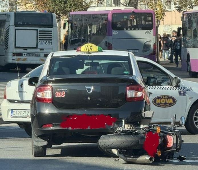 Accident rutier în Piața Mihai Viteazul. Motociclist rănit, transportat la spital|Foto: Info Trafic Cluj-Napoca-Facebook