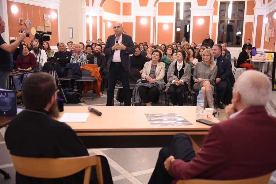 Explicație foto: Psihologul Adrian Opre vorbind la dezbaterea de la „Berăria Culturală” despre „Povara Invidiei”. O conferință susținută de Episcopul Benedict Bistrițeanul.