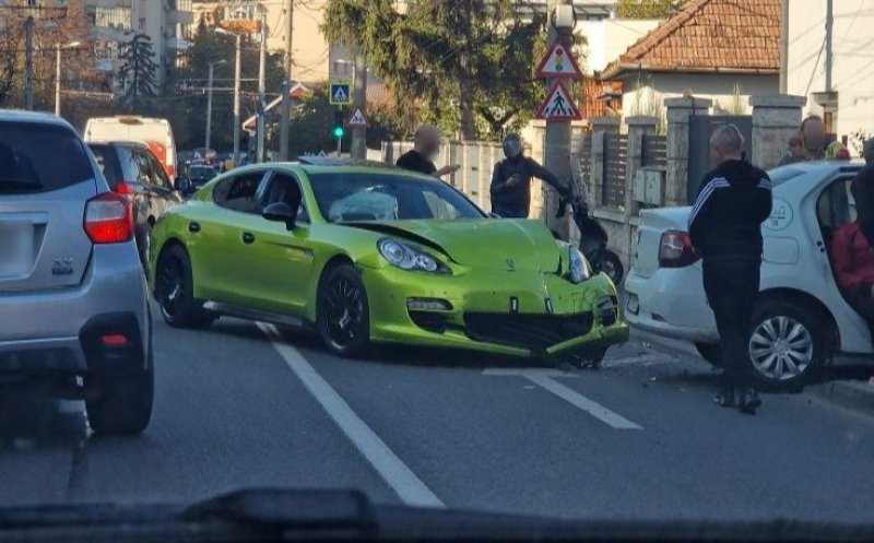 Un Porsche a fost implicat într-un accident rutier pe strada Câmpului | Foto: Info Trafic Cluj-Napoca - Facebook