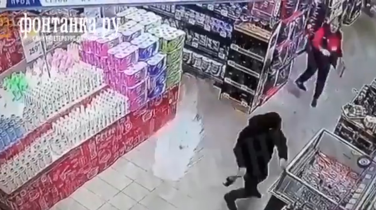 Un bărbat înarmat cu un cuţit a rănit patru persoane vineri într-un supermarket din Sankt Petersburg, în nord-vestul Rusiei, înainte de a fi arestat de poliţie| Foto: @NAFORaccoon - X