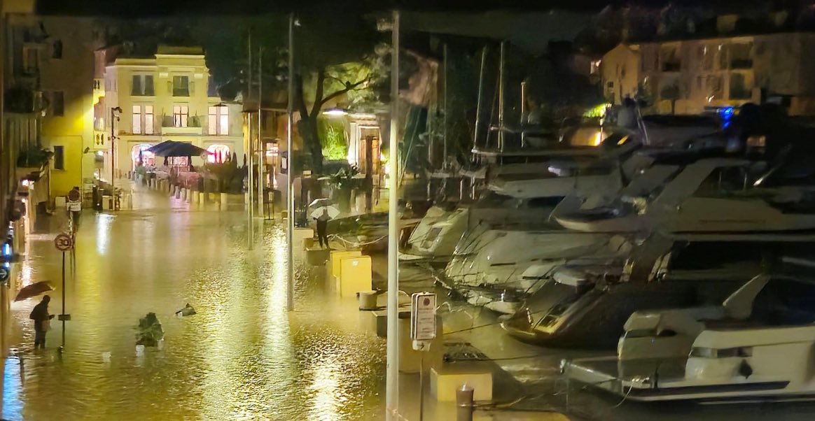 Stațiunea de lux Saint-Tropez a fost lovită de inundații masive, cu apa ajungând la un metru înălțime pe străzi. FOTO: Brigitte Angelini / X