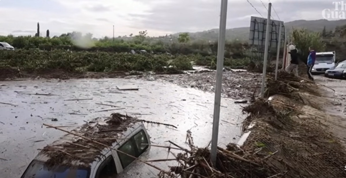 În Spania, cel puțin 51 de persoane sunt date dispărute sau decedate după ce ploi torențiale au provocat inundații devastatoare. Foto: captură Guardian News