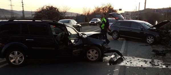 Accident între două maşini la ieşire din Gherla | Foto: ISU Cluj