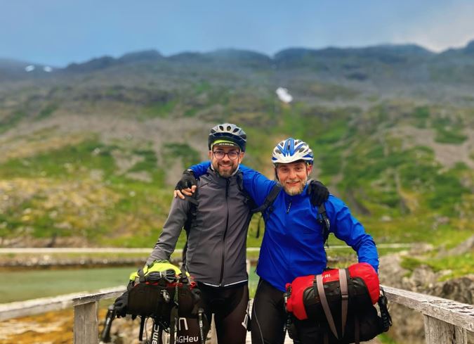 Călătorie extremă, până la capătul lumii. Doi clujeni vor face turul Țării de Foc, pe bicicletă, pentru promovarea lecturii și sportului.|Foto: Gabriel Bota - Facebook