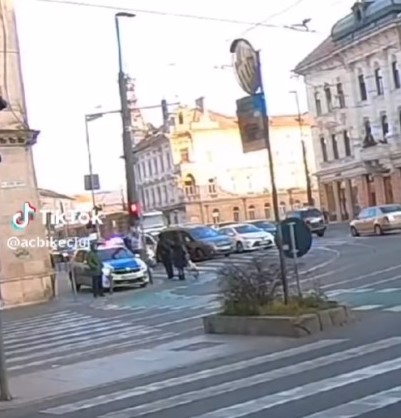 Doi poliţişti, sancţionaţi pentru că circulau cu autospeciala pe trotuar | Foto: captură video – Video Cluj - Facebook