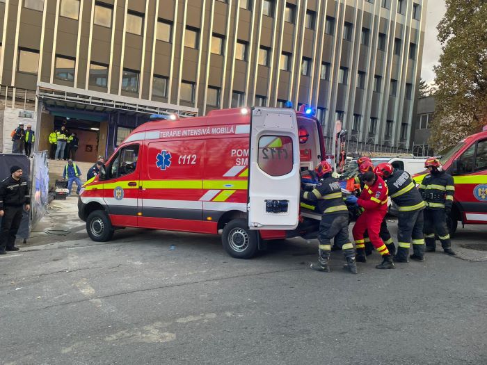 Un bărbat a căzut în puțul liftului pe un șantier de pe strada Louis Pasteur| Foto: ISU Cluj