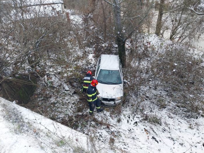 Accident în comuna Mica Accident rutier GRAV într-o comună din Cluj. O mașină a aterizat sub un pod| Foto: ISU Cluj