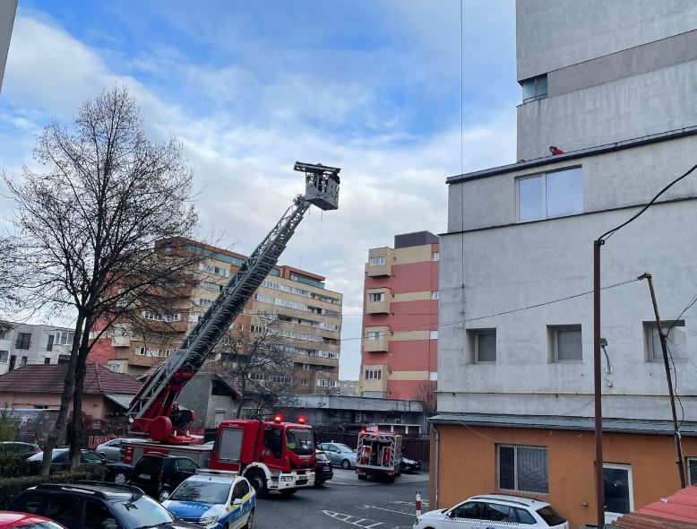 Minor căzut de la înălțime pe strada Aurel Vlaicu. Victima, transportată la spital cu multiple traumatisme. |Foto: ISU Cluj