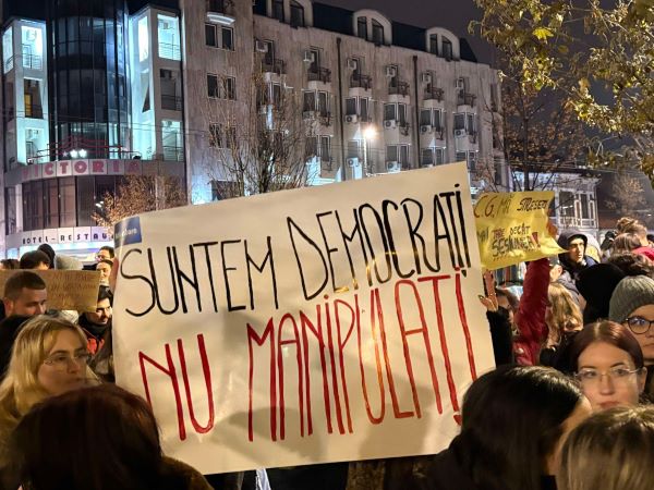 Sute de clujeni au protestat împotriva lui Călin Georgescu | Foto: Alex Turdean - monitorulcj.ro