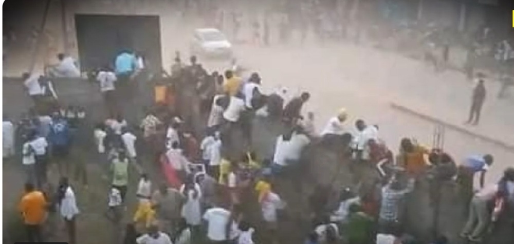 Cel puțin 56 de oameni au murit într-o busculadă pe un stadion din Guinea, după ce fanii s-au revoltat față de decizia unui arbitru. Foto: captură DNA India News