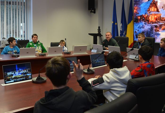 Elevii Centrului pentru Educație Incluzivă, consilieri județeni pentru o zi, de Ziua Persoanelor cu Dizabilități| Foto: Consiliul Județean Cluj