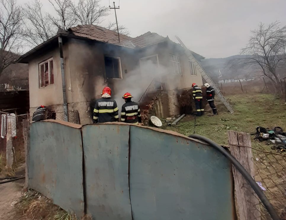 Incendiu în Fizeșu Gherlii, pornit de la o butelie de gaz! | Foto: ISU Cluj