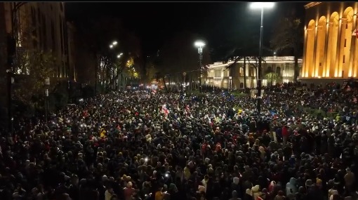 Protestele antiguvernamentale continuă în Georgia. Zeci de persoane arestate, printre care și doi lideri ai opoziției, în timpul manifestațiilor pro-UE|Foto: @SamBayramova - X